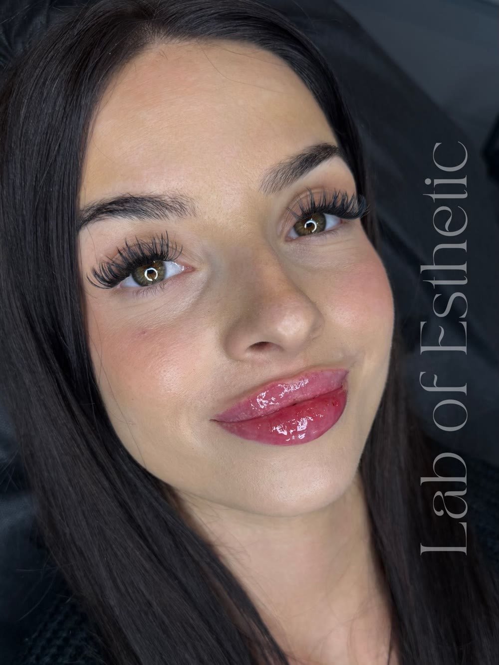 Uśmiechnięta klientka Lab of Esthetic